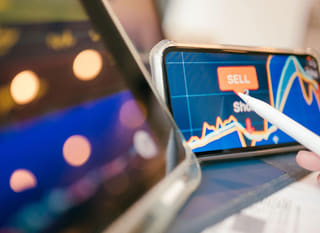 Investisseur opérant sur plusieurs marchés et étudiant le Bitcoin, l'Ethereum ainsi que les options forex