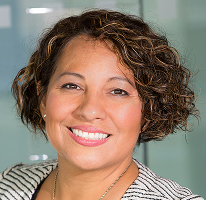 Responsable conformité spécialisée en réglementation financière, Claire Ashford, portrait